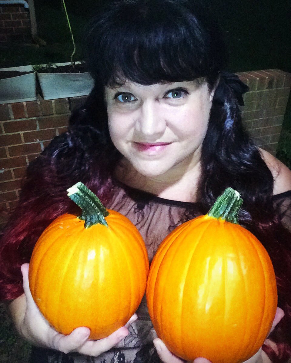 JEN_n_DAVE's tweet photo. Well, it's less than two weeks 'til #Halloween, now... who wants #pumpkins?? #darkpinup #gothgirl #wcw #halloweeneveryday #pinup #darkpinups https://t.co/KpoWzIjXll