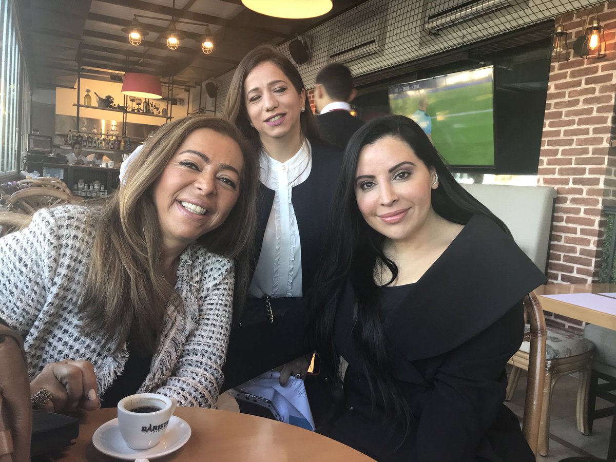 أحلى ما في تويتر هو عندما تتعرف على أرواح جميلة من خلف الشاشة ثم تلتقيها فتجدها أجمل..
الصديقتين أمل الحارثي ووجد بو عبدالله في مؤتمر #نسيج