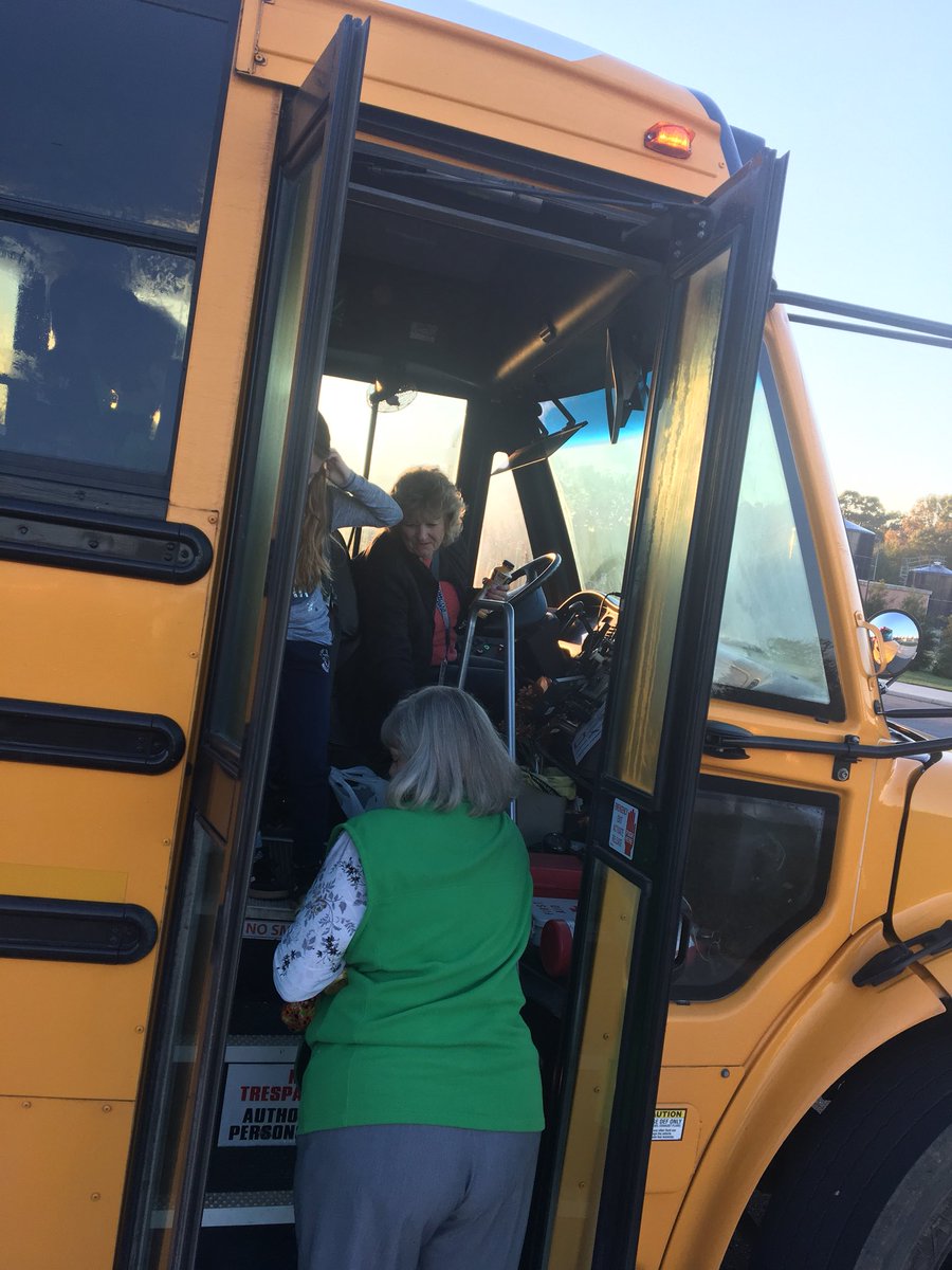 MonicaKEdwards's tweet photo. Thank you bus drivers and attendants for all you do for our students everyday! #LCPSBus2017 https://t.co/jrbpthVGlw