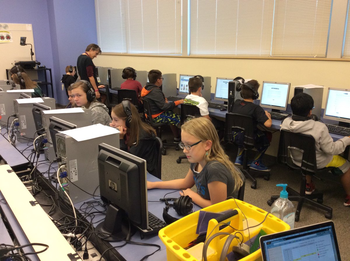 ImlayERC's tweet photo. Determining their best way to read... nice job Mrs. Glem's class! #teachimlay #upar #imlayreads https://t.co/fUsMX46FlT