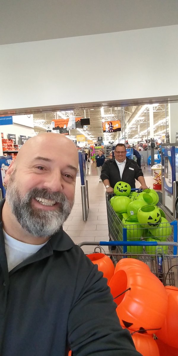 uwMarkLyons's tweet photo. @angelaperrywi #sst10 .21. Just some pumpkin shopping fir family's on 10/21 https://t.co/qX1PfyRGaj