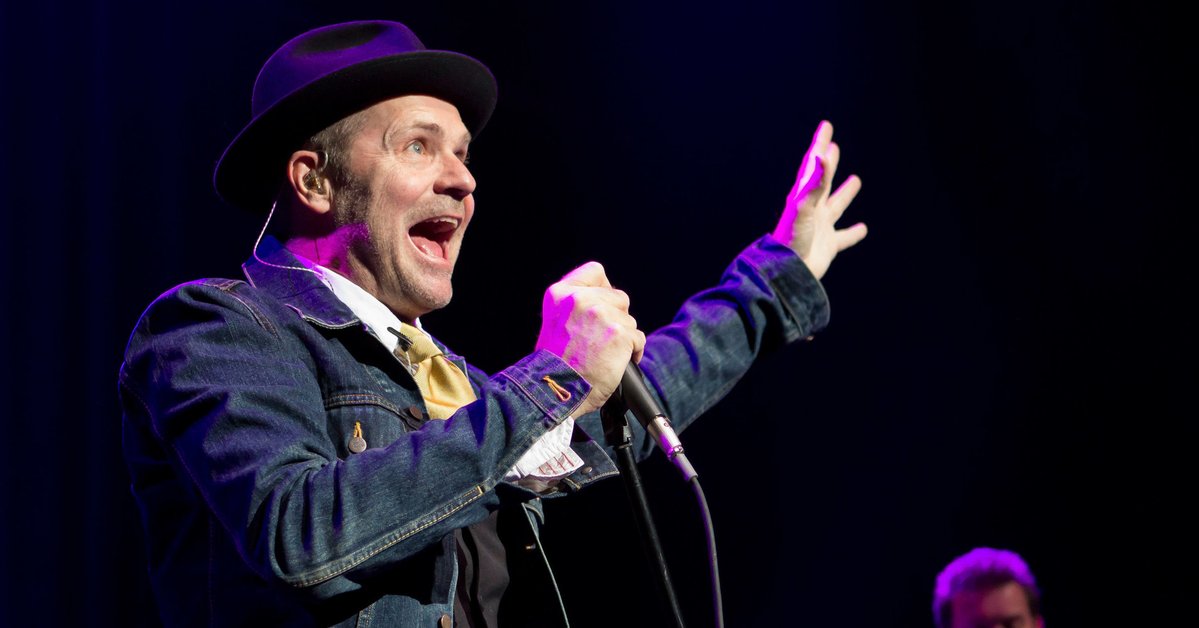destroythebox's tweet photo. No dress rehearsal, this is our life. @thehipdotcom on the playlist all day today. #RIPGordDownie https://t.co/emx5kKwKoQ