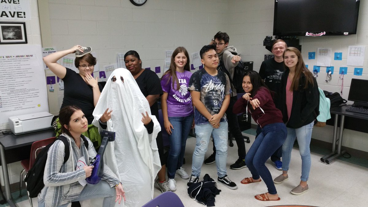 PNG_Primetime's tweet photo. Can you guess what happened in video class today? #pnghs #pngproud #totemfilms https://t.co/r7zXH482Kl
