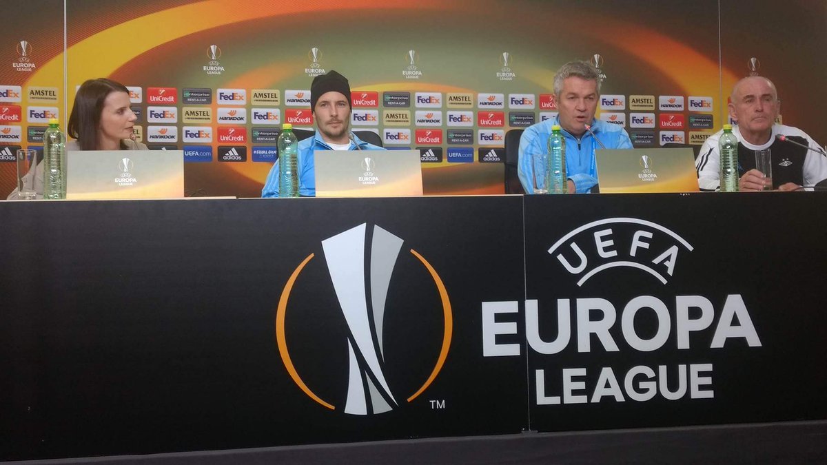 fczenit_nordic's tweet photo. K.I. "Jeg bliver overrasket hvis ikke Bendtner spiller i morgen // I'll be very surprised if Bendtner doesn't play tomorrow.
#BendtnerWatch https://t.co/WAjQDQG2em