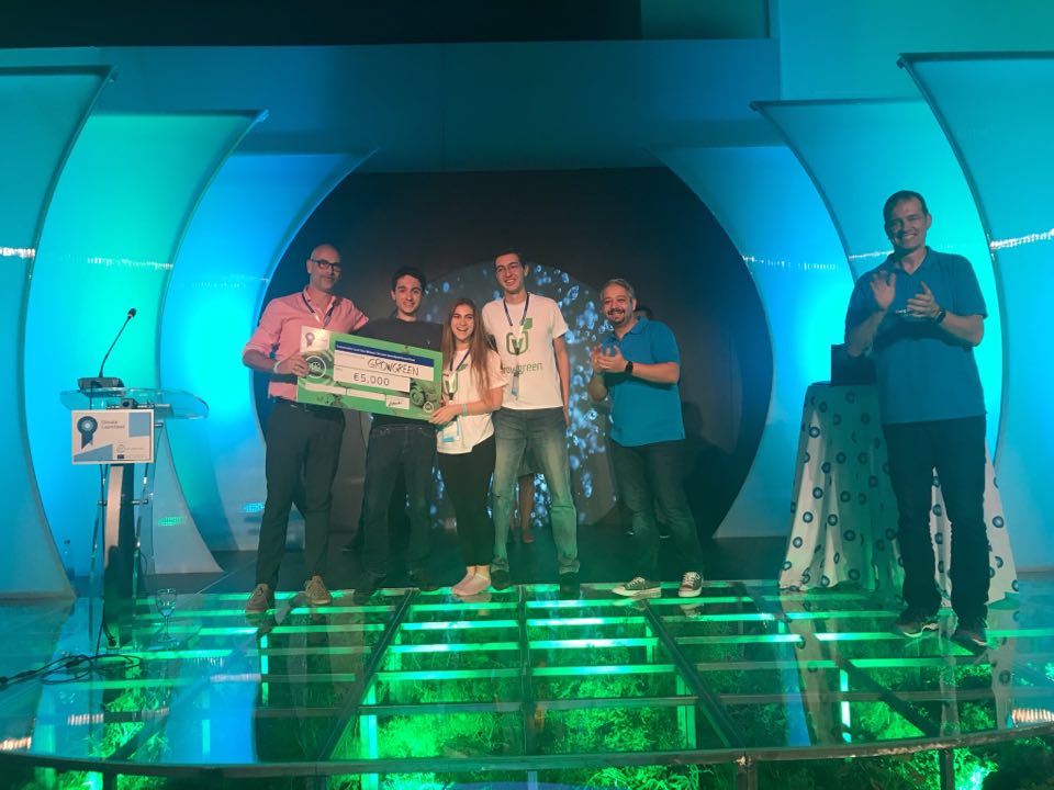 ClimateLaunch's tweet photo. Sustainable Land Use theme prize goes to....GrowGreen #CLP17 (17 years old!) #waytogo https://t.co/0OWRaePQ6i