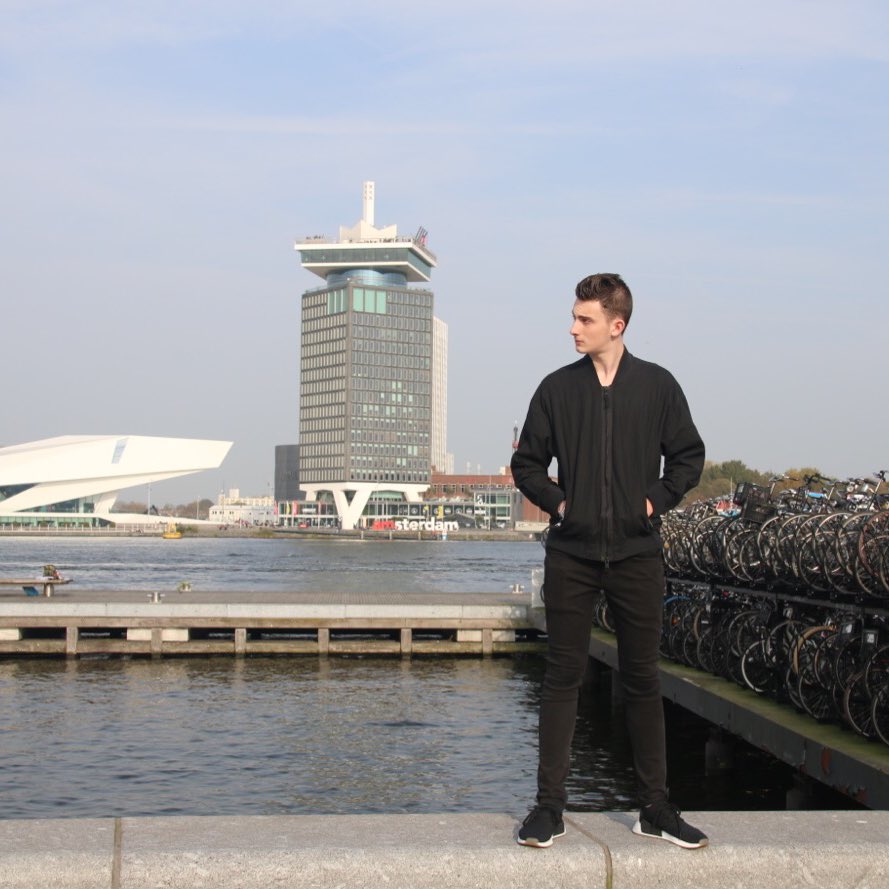 Hey you music fans. Excited to be here in Amsterdam for this awesome music weekend, ADE. Tonight with team Risky Business at Madame Sky Bar.
