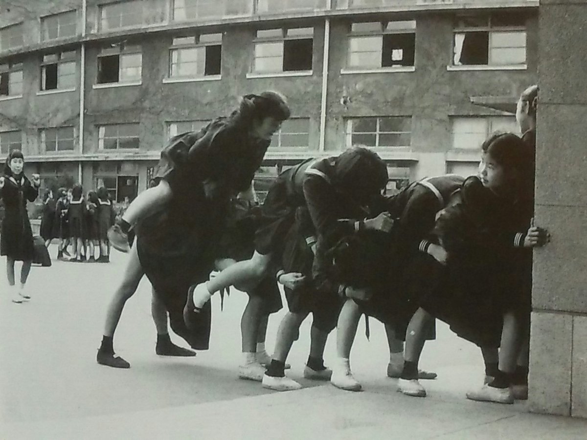 戦前 戦後のレトロ写真 1952年 昭和27年 馬飛びで遊ぶ学習院女子高の生徒 この頃は黒の短いソックスが流行っていたのでしょうか T Co 2gjkjevlzv