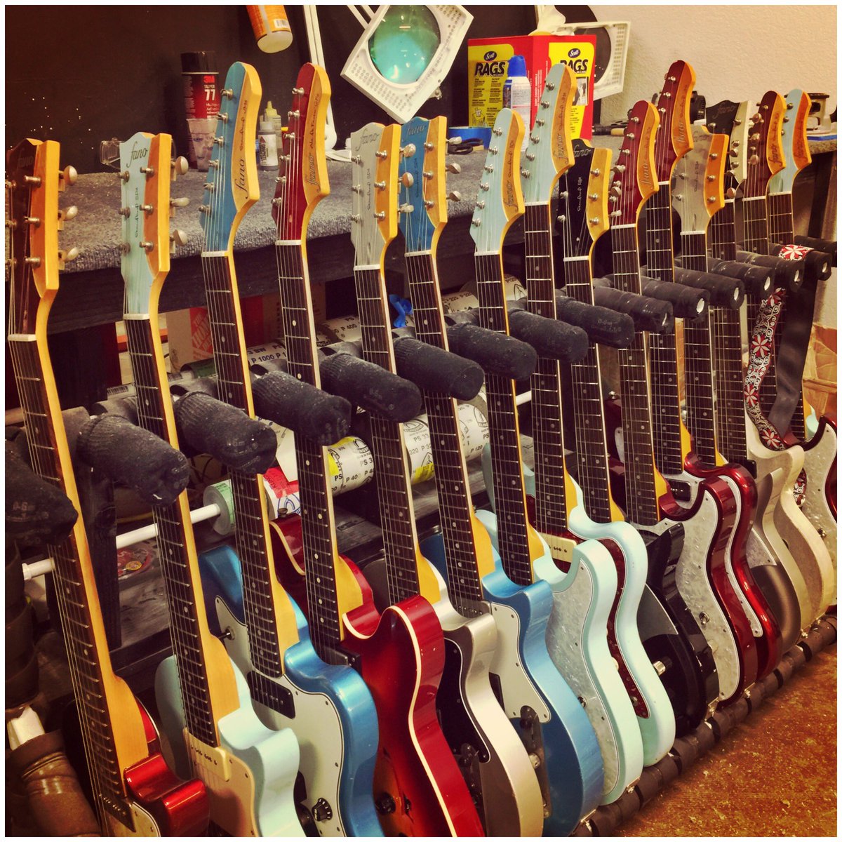 Happy Wednesday! Nothing better than a full guitar rack!!