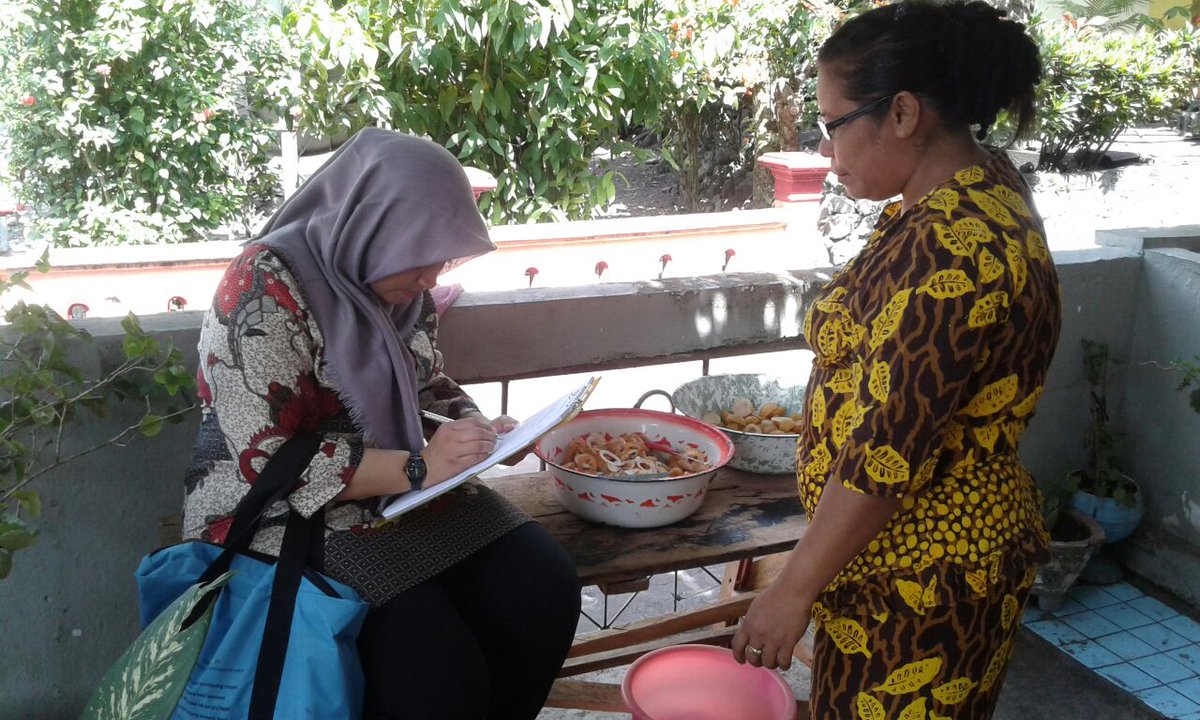 BPOMAmbon's tweet photo. Pelaksanaan Audit Desa ke 3 desa di Kecamatan Banda dalam rangka lomba desa Pangan Aman 2017, Desa Merdeka, desa Nusantara dan Desa Boiyauw https://t.co/k4Ca6ooqvS