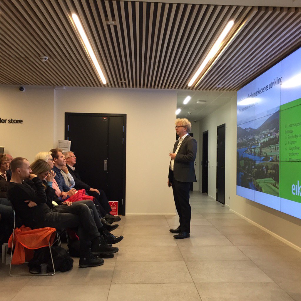 BienSparebank's tweet photo. Fullt hus på kundekveld! Vi får gode spareråd av @makroblogger og Jørgen Sundet! https://t.co/vaKLRAwcAF