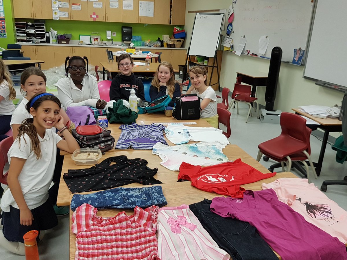 gregoire_roxane's tweet photo. @sfacecce "Switch tes fripes"avec les filles de 5e et 6e. Un moyen de réduire la surconsommation et la produit industrielle. #SCRDCanada https://t.co/2Dkh3hkSD9