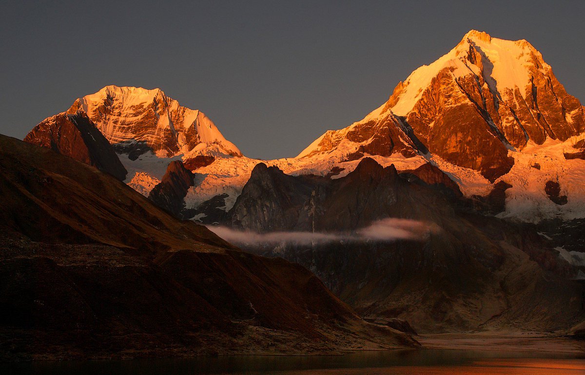 Southamerica_PE's tweet photo. Der Gipfel des #Siula Grande (links) und der Gipfel des #Yerupaja (rechts) #Anden - #Peru - https://t.co/Aj5r1IL0I5 https://t.co/7UItZ6NlJs