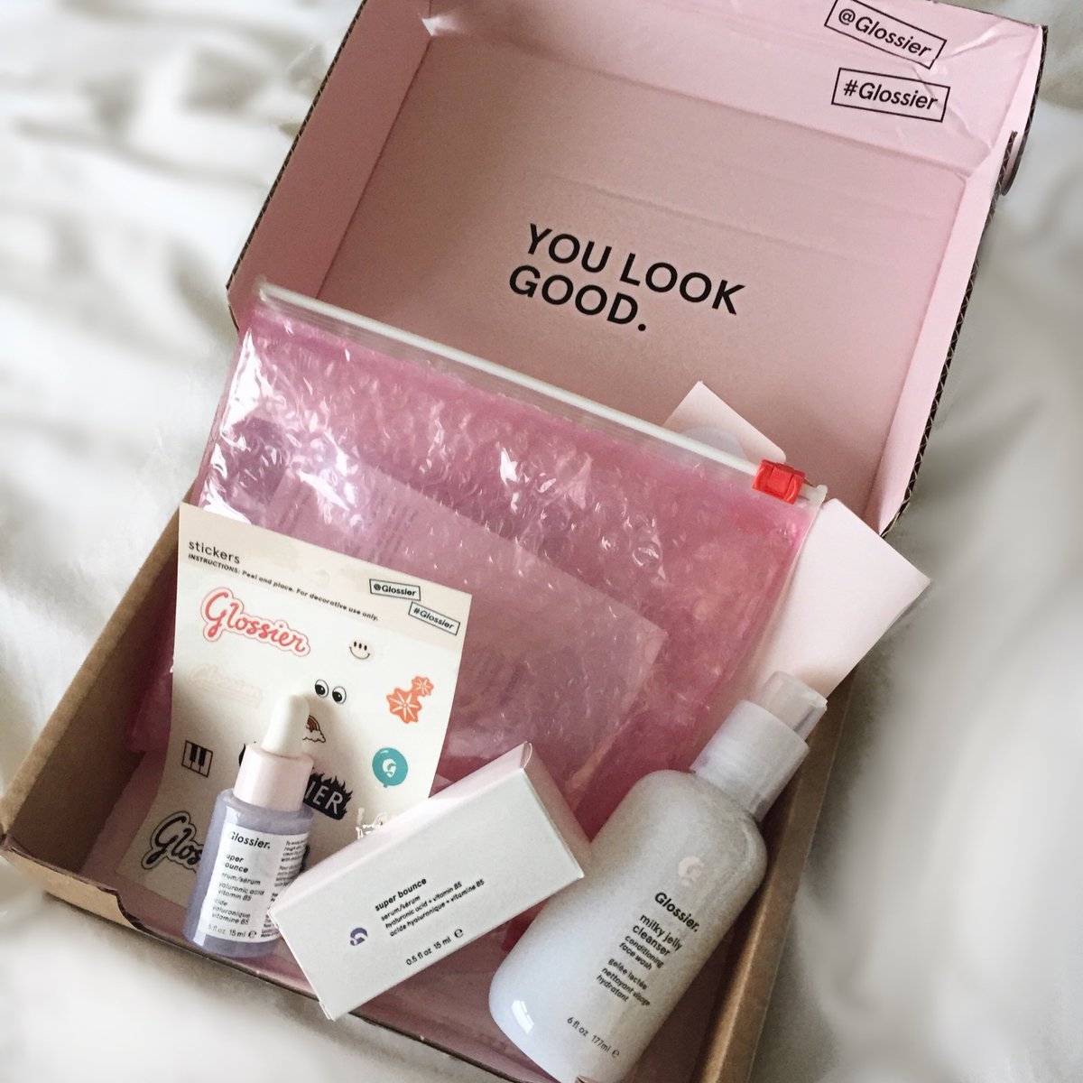 itsTH0M's tweet image. ⠀Y O U ⠀L O O K ⠀G O O D …

I finally got my @glossier delivery! 🎈 Can’t wait to try out the Milky… 

instagram.com/p/BaZU2PglZdR/

#GLOSSIER