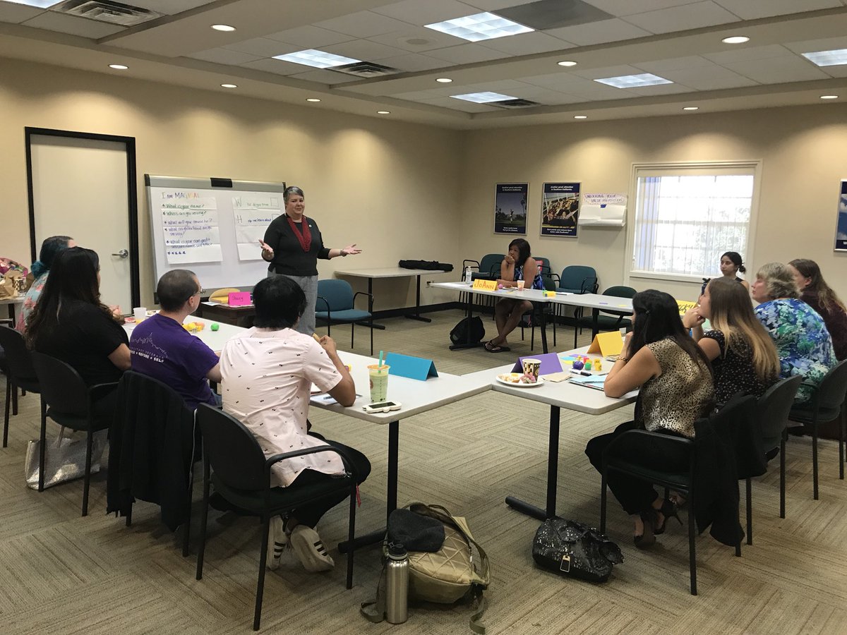LISC_SD's tweet photo. @LISC_AmeriCorps Director Stacey in #SanDiego on-boarding our #YR23 #AmeriCorps members! https://t.co/Ph62qsDXce