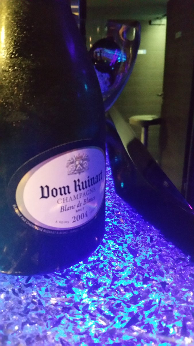 LuxuryClub56's tweet photo. Nouvelle semaine pour le #luxuryclub et surprise pour le Week-end plein plein de jolies danseuses 
#stripclub #cocktails #champagne #danse https://t.co/JsheMGu880