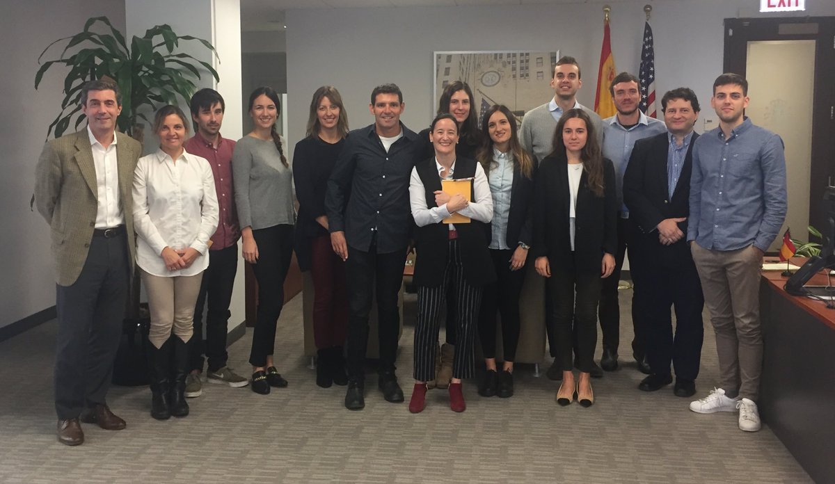 ICEXChicago's tweet photo. “Cuidar el networking y poner pasión en lo que haces”, secretos de @RubenFigueres, autor de ‘De Gandía a la Casa Blanca’. ¡Muchas gracias! https://t.co/KcoNJz5gPh