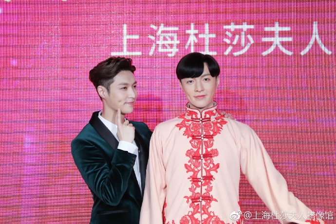 soompi's tweet photo. #EXO’s Lay Poses With His New Wax Figure In Shanghai https://t.co/Hkx5meIknR https://t.co/CuCpSvvC7Z