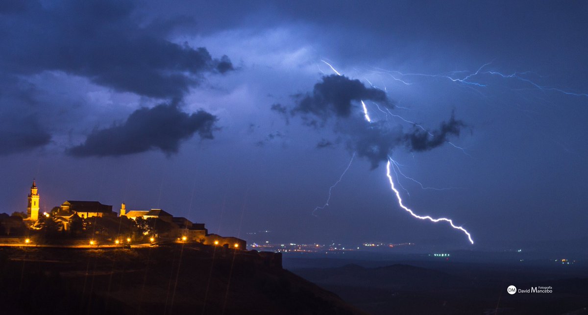 Estepanoticias's tweet photo. Impresionantes imágenes que nos ofrece @objtormentas de los rayos caídos anoche sobre el Cerro de San Cristobal de Estepa(Sevilla) https://t.co/vF1bDoKXJ8
