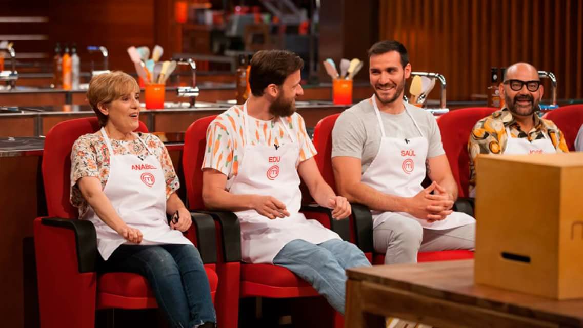 Tiwel_Spain's tweet photo. Somos los fans número uno de la camiseta de @edusotomoreno en @MasterChef_es. ¿Os suenan esas zanahorias? 🥕🥕🥕 #MCCelebrity #100MasterChef https://t.co/0jGuw4EMJh