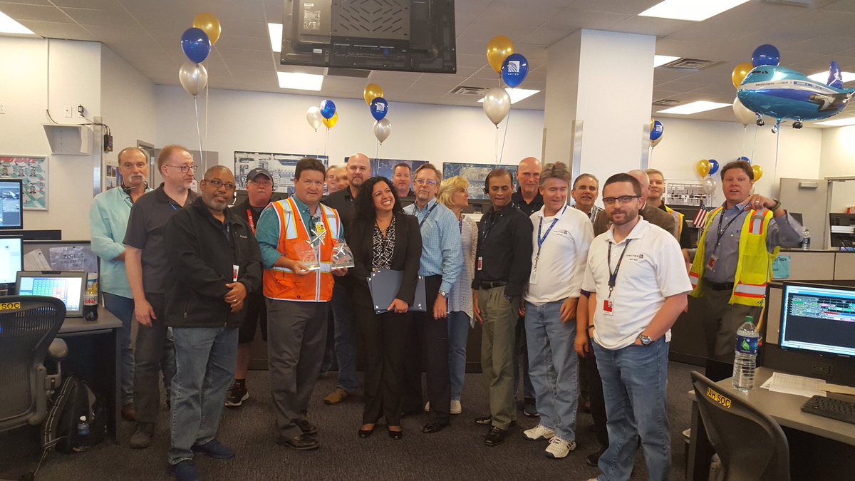 mimscru's tweet photo. Houston SOC and Move Team celebrating Silver &amp;Gold Safety Award
#iah soc #iah ao @beingunited https://t.co/kDuaQciCgX