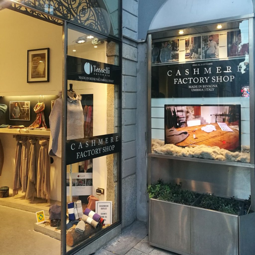 ForFriendsOnly_'s tweet photo. Da temporary a FACTORY SHOP. Ecco la marcia in più di Tasselli Cashmere. https://t.co/Wibe5TwoOG https://t.co/HhdN1kIX5Y