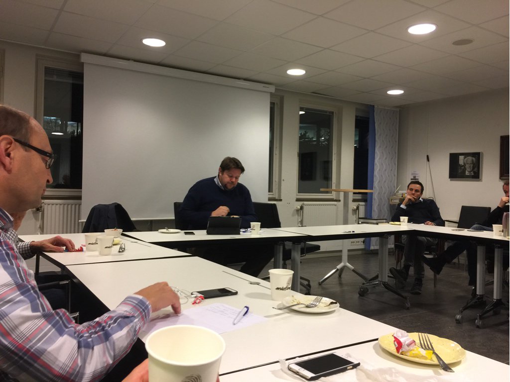 C_Nacka's tweet photo. Nu medlemsmöte med trygghetstema. @JohanHedin_PLC berättar om @Centerpartiet’s politik-bla 9miljarder till polisen! https://t.co/dVrlFBY1co