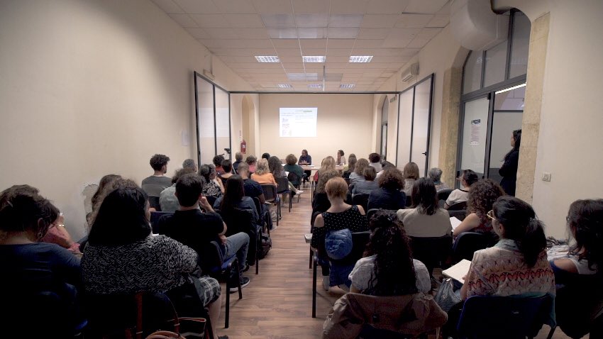LaPoSS_Unict's tweet photo. La città di Catania e le #migrazioni
Confronto con funzionari pubblici offrendo una lettura sociologica del fenomeno migratorio #WeekSoc2017 https://t.co/j7Fg8sTGg6