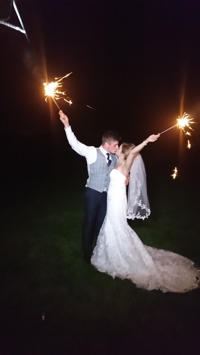 A #beautiful sparkler send off for the #pearceduffy17 wedding at #bassmeadmanorbarns on #saturdaynight
#happycouple #mrandmrs