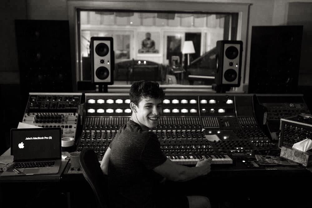 FALECI 

#ARIASSHAWNMENDES