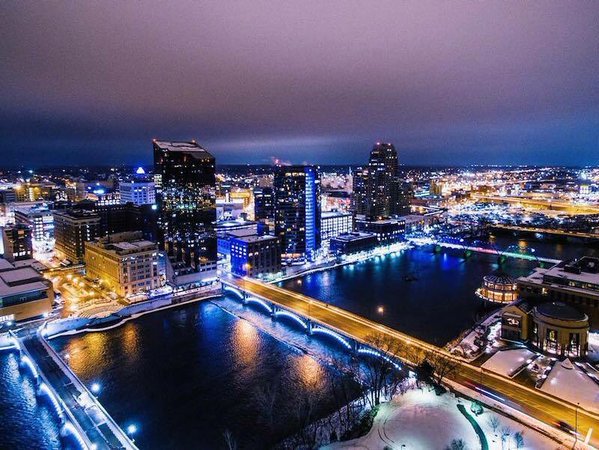 PureMichigan's tweet photo. Do you have lunch plans tomorrow? Join us at 12p for our monthly #PureMichiganChat, when we'll be talking all things Michigan Downtowns! 🌆 https://t.co/url7kMBLY8