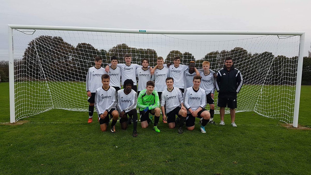 AlexBromley_'s tweet photo. Proud of the @NorthLindsey @SportUniformedS 1st team lads. Big win and superb performance against our neighbours ⚽️⚪️⚫️ #braggingrights #UTL https://t.co/TUhMl5xasM