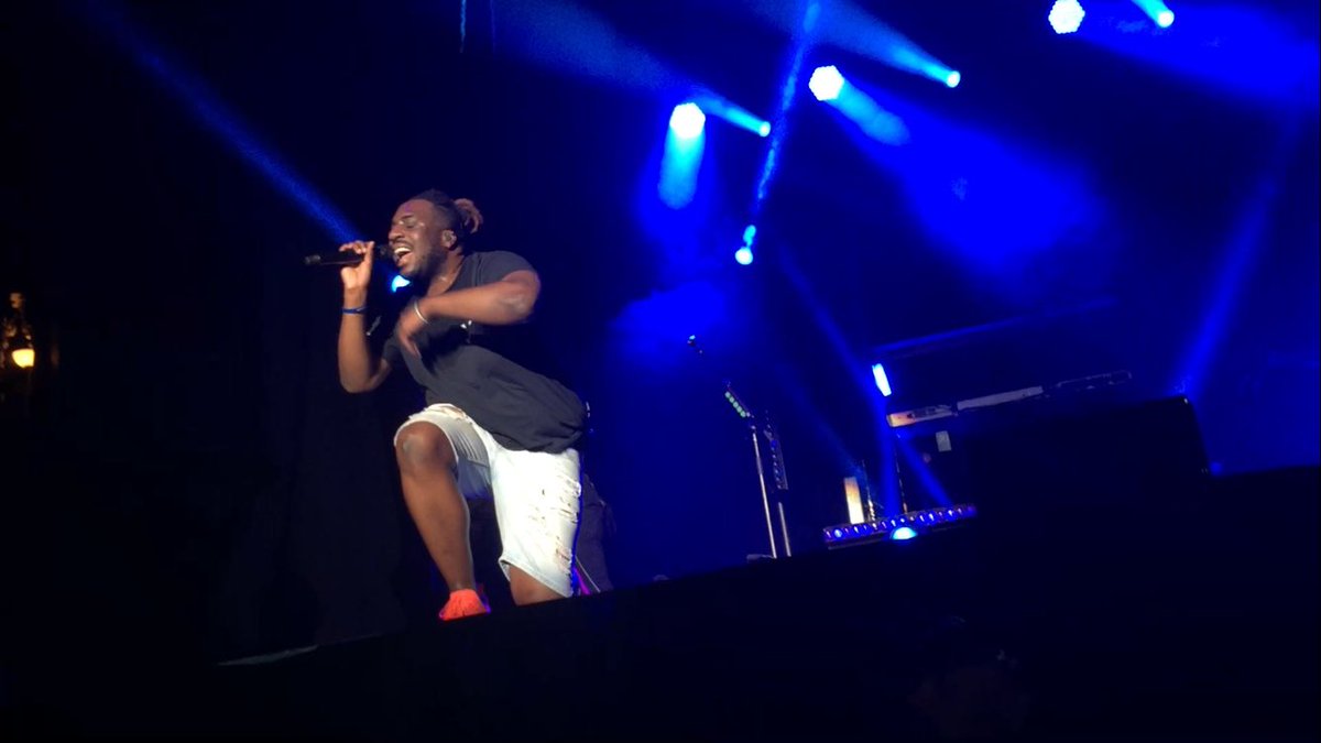 JoePioMusic's tweet photo. i don’t think anyone had as good of a voice and or smile than @TravisBTP last night 💜 #THCTour (hope u liked ur pizza 😂) https://t.co/jSd709mZow