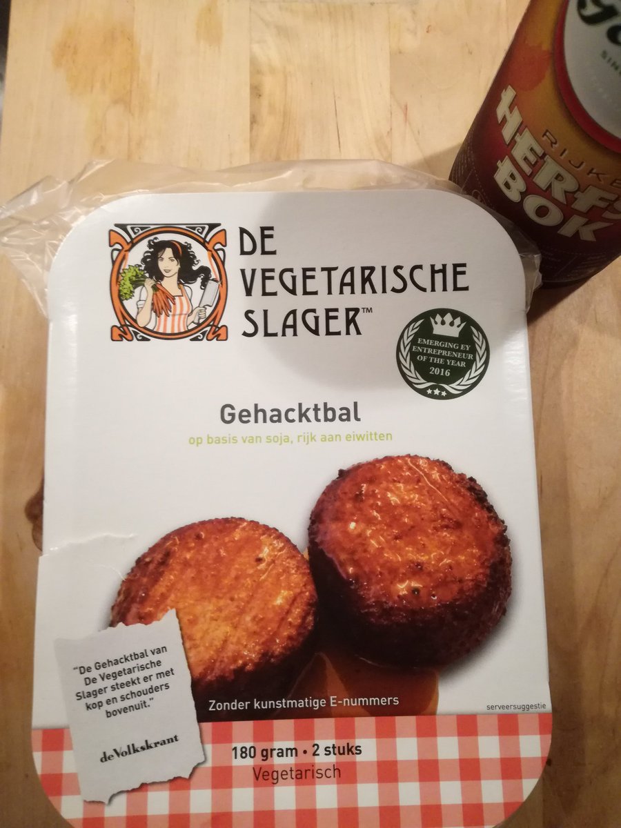 jfageelhoed's tweet photo. Wauw, wat is de #gehacktbal van @VegaSlager goddelijk lekker! Dit recept + een scheut bokbier en dan op een boterham. 😋 https://t.co/k2j11zQmFx