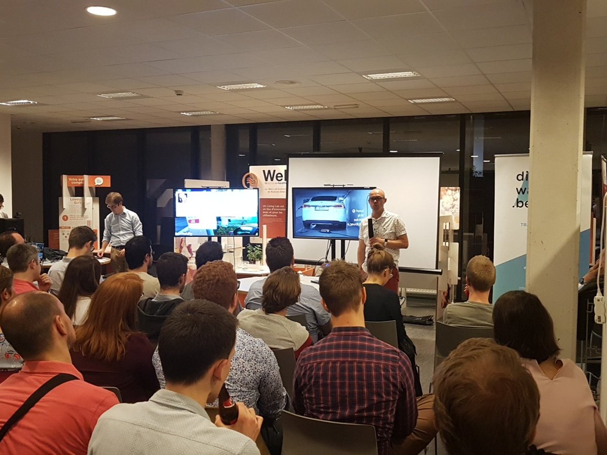 DamienERNST1's tweet image. CEO of @PowerdaleEV  at #CafeNLg His promise: 100 retweets and he offers an EV charger to the @UniversiteLiege Please RT 😚😚😚