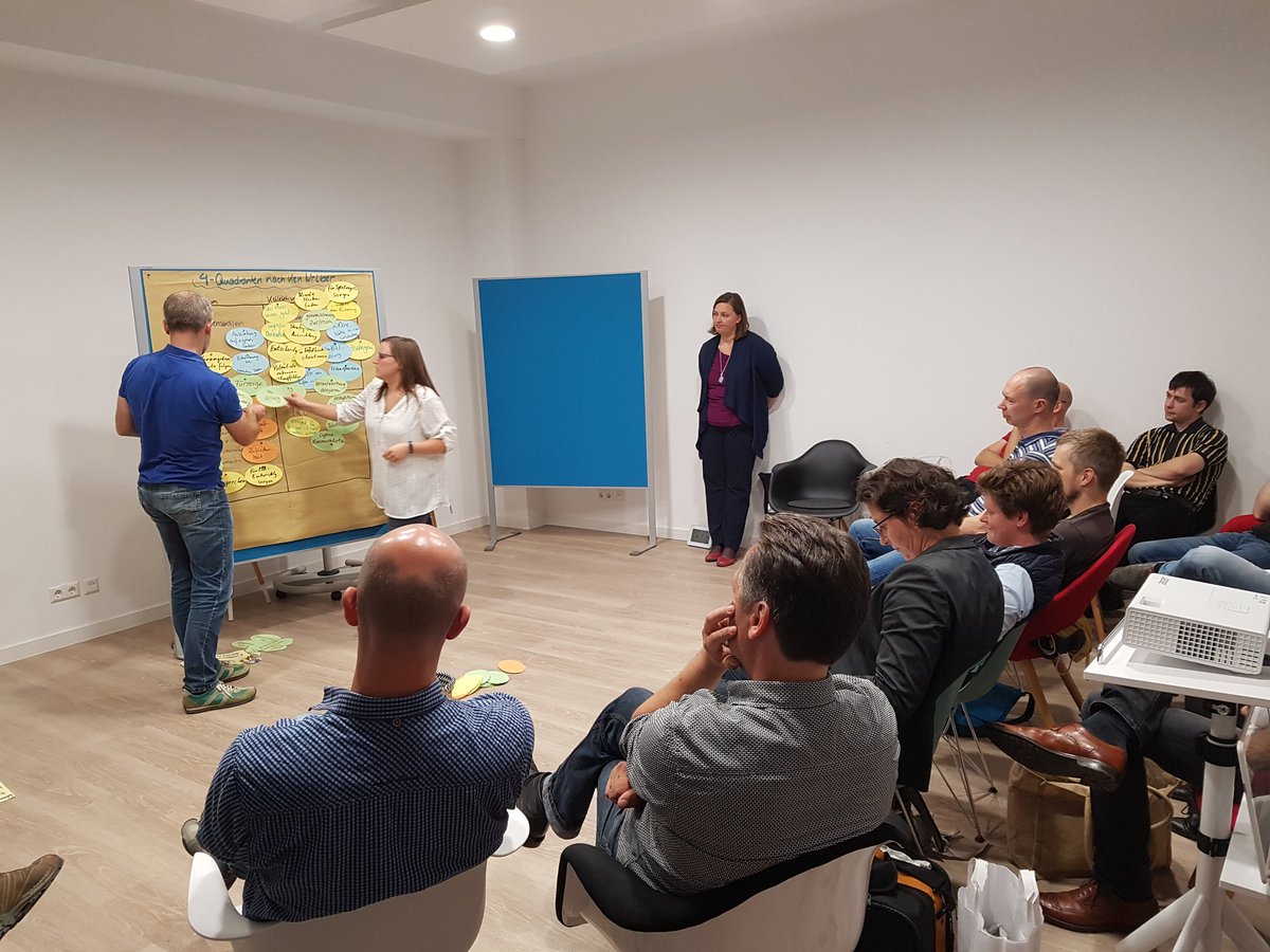 Paula_Lehmann's tweet photo. Nach der Sommerpause mal wieder Treffen der @AgileSaxony mit @mariagruener in Aktion. Thema: Wirksame #Führung im agilen Umfeld. https://t.co/DxCUfNKzQk