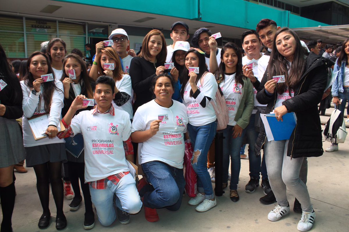 KarenQuirogaA's tweet photo. A @P_Prepa_Si le interesa que los estudiantes continúen en las aulas; aprendiendo, y los padres son la piedra angular de su crecimiento. https://t.co/GDsBs9duGb