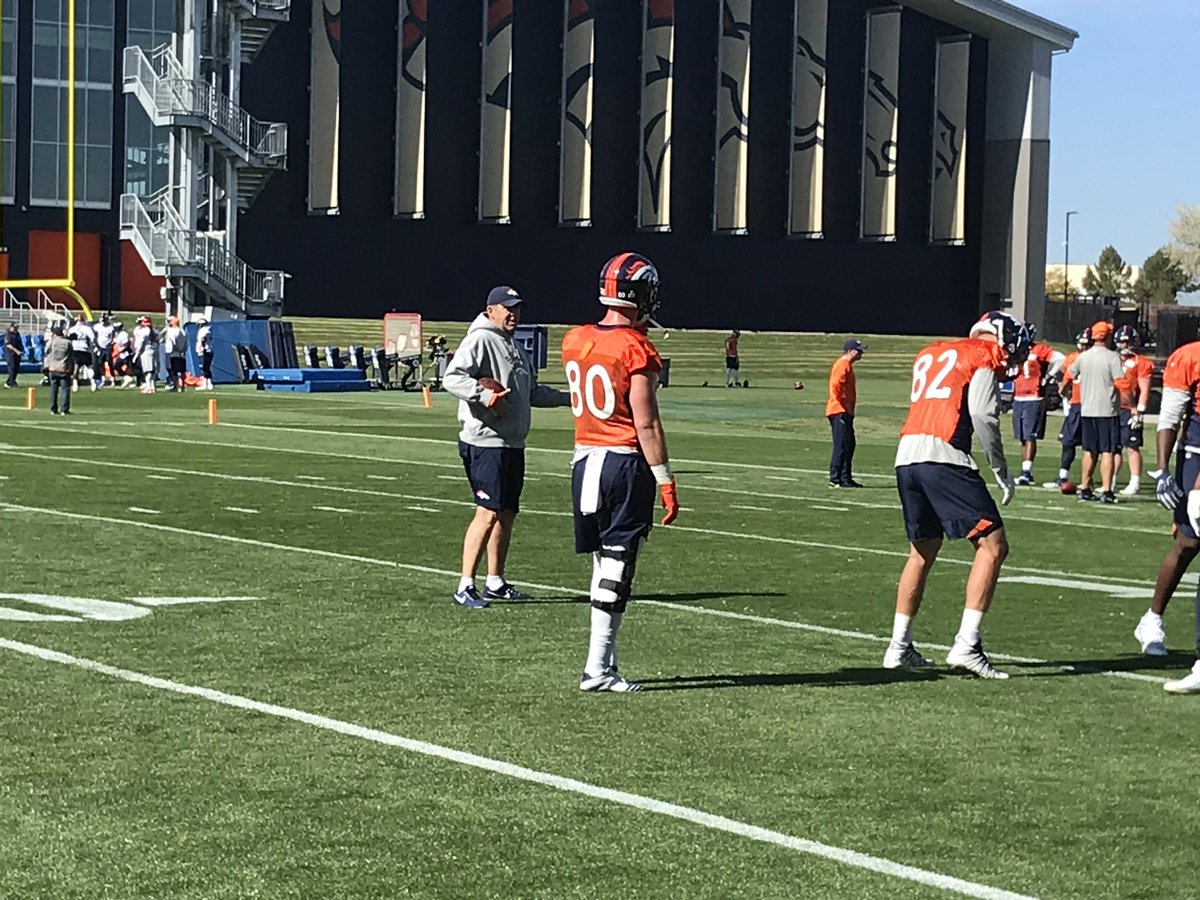 cjzero's tweet photo. #ButtBack RT @NickiJhabvala: Jake Butt back at practice https://t.co/LYnLkYWzqk