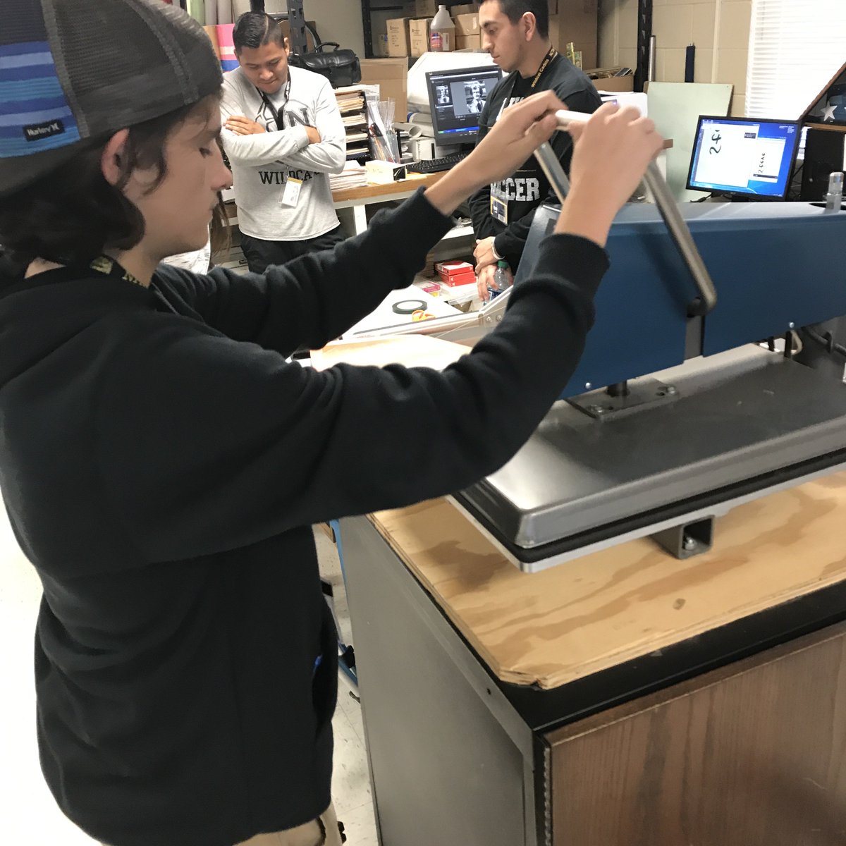 CornerCat_NHS's tweet photo. Students learning how to use the sublimation and heat press for koozies. @Neosho_HS https://t.co/vIPycPJS19