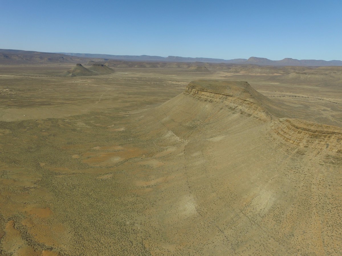 stratleeds's tweet photo. The Karoo Basin, South Africa: contrasting outcrop character in the #Laingsburg and #Tanqua areas #somuchrock #stratcopter https://t.co/T7qFHXB6hA