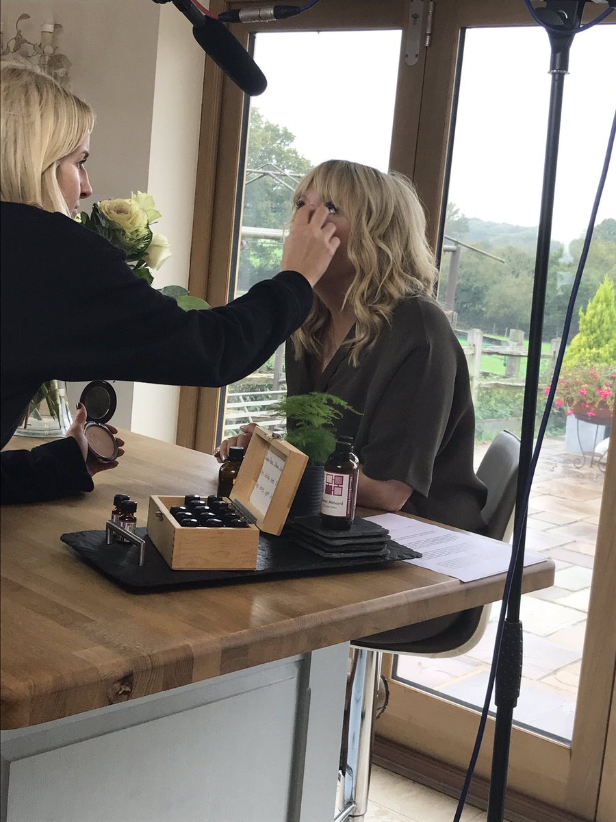 A day in the life of a makeup artist when they work with me ! Thanks <a href="/makeupjunkies/">june</a>