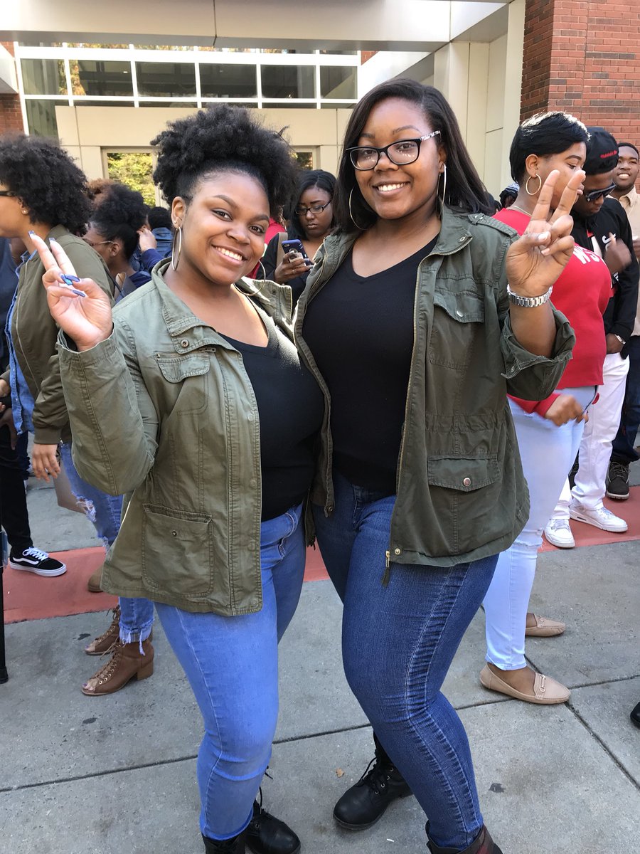 x_Niaaa's tweet photo. Clique Day | Tia & Tamera 💖 #WSSUHCLIVEON125 #WSSUSW2017 #19ReignsSupreme https://t.co/FOfuuiNcKI