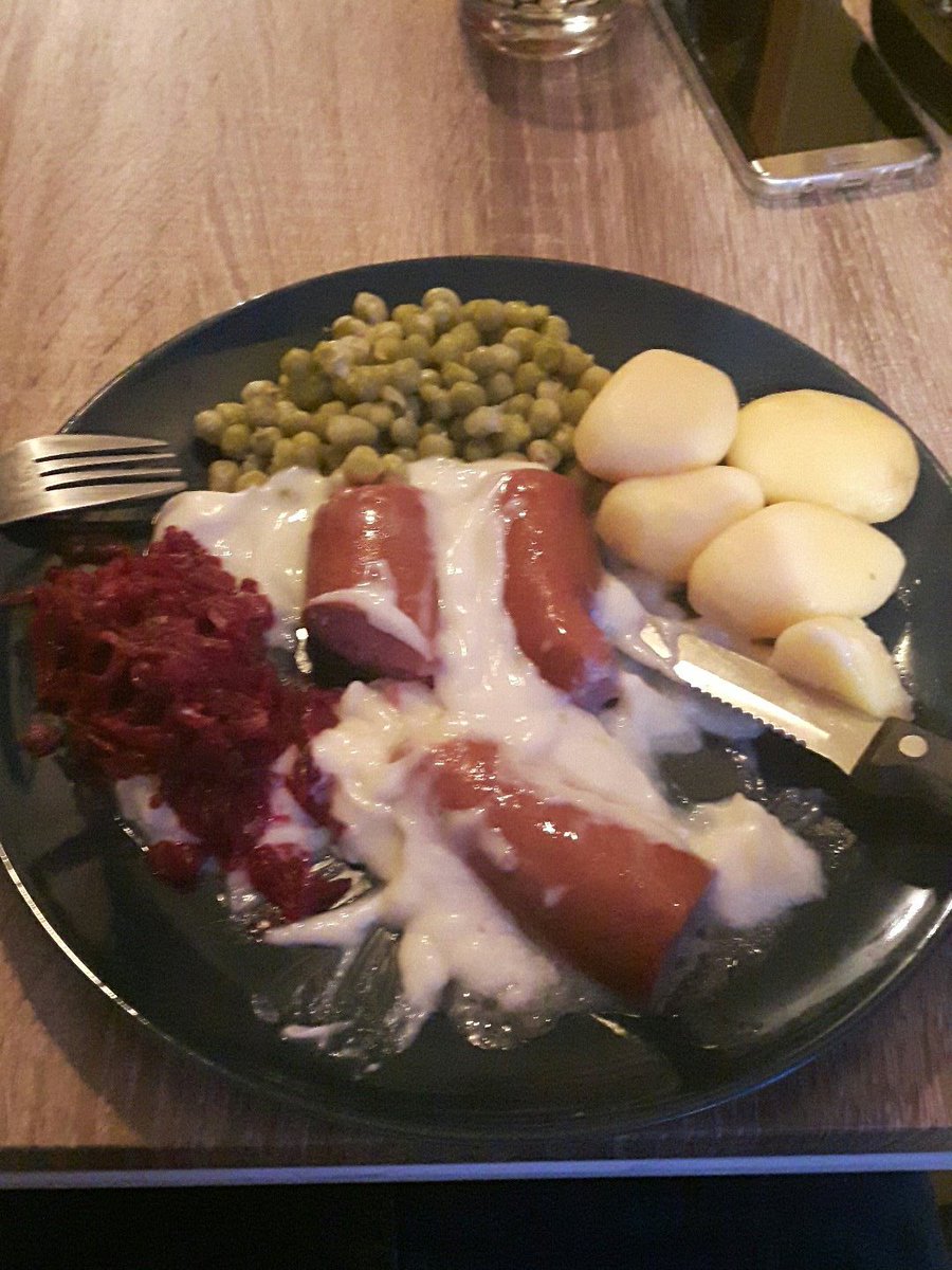 ReynirFJ's tweet photo. Bjúgu og meistaradeildin. #toppurinn https://t.co/kVPL7FAYWa