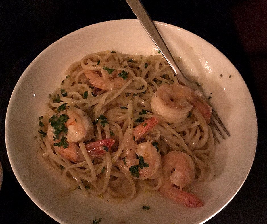 Our Shrimp Scampi is made lots of garlic and has a perfectly lemony finish. Pair it with a zippy white wine on this #WineWednesday! 🦐🦐🦐