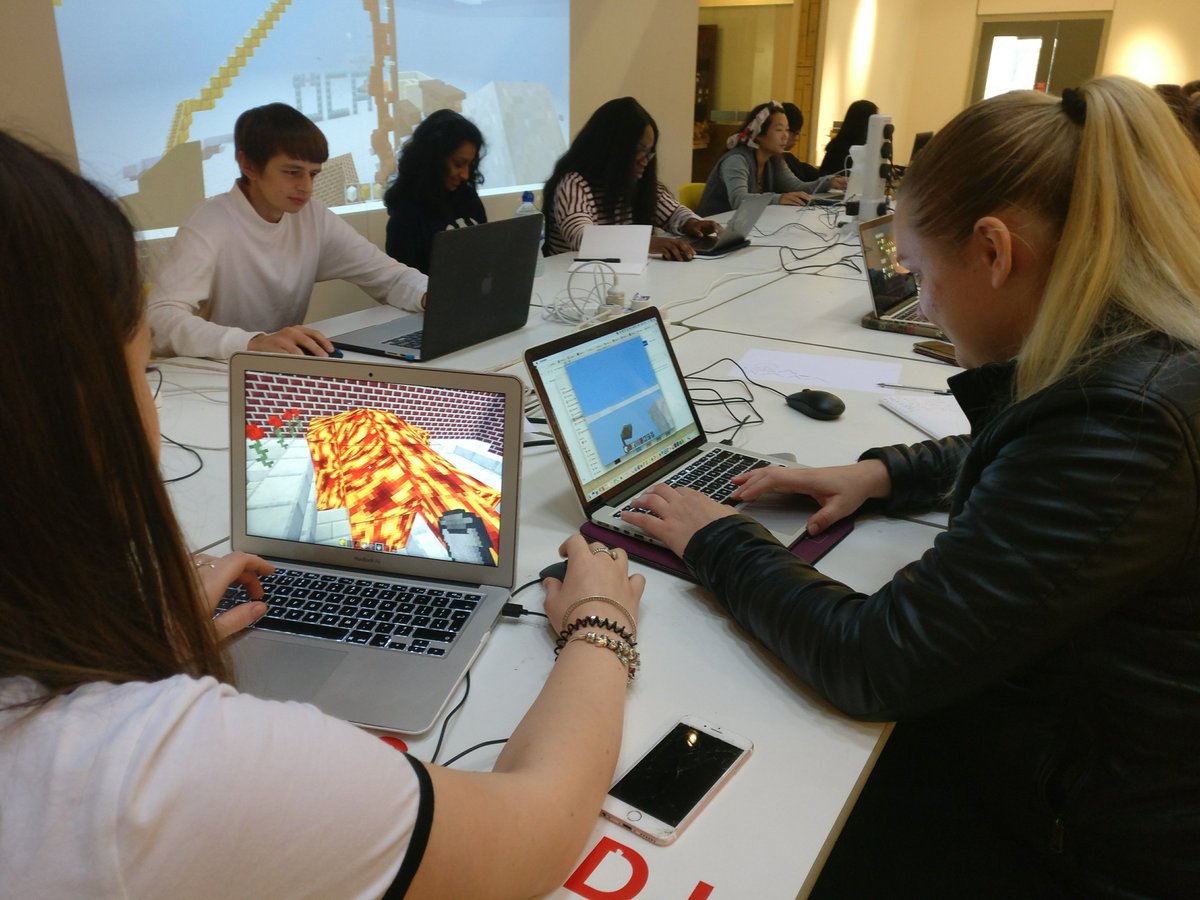 UCAComputing's tweet image. Exciting collaborative build workshop @cantarch @UniCreativeArts using #minetest game to explore alternative approaches to spatial design.