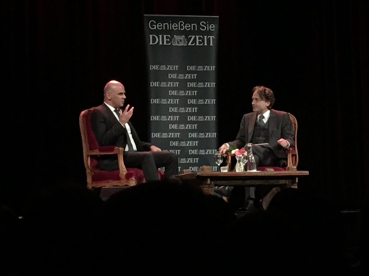Anekdoten, Alliterationen und Alain Berset zu Gast bei <a href="/DIEZEIT/">DIE ZEIT</a>. Humorvollpolitische Diskussion #freundederzeit