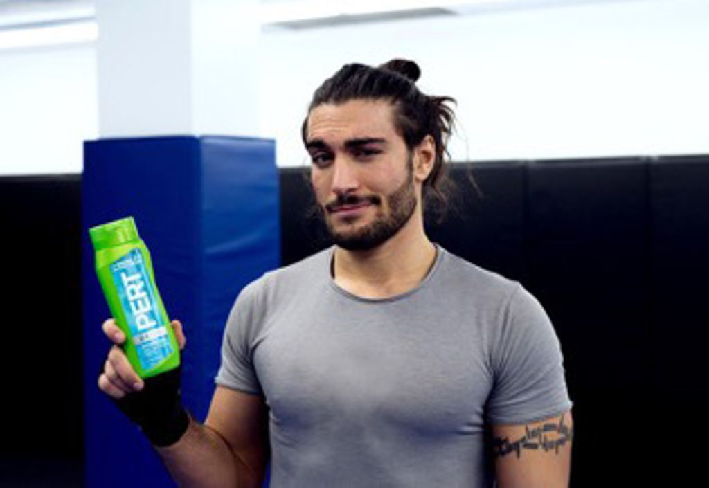 TheKit's tweet photo. ๐ Union Station *now* until 6PM. Get a copy of #TheKitCompact, sample @pertplus & meet UFC pro @eliastheodorou: https://t.co/7MuODp2QDS https://t.co/xrIyUs3EtK