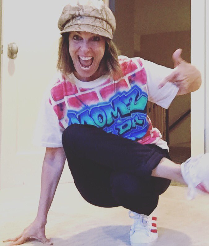 MOMZNDAHOOD's tweet image. Oh @OfficialNYDJ I’m waiting for the call! #springcampaign #dancingmomwearsNYDJ #MiddleAgedMomRepresents