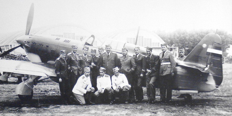 todDM53izjASpRe's tweet photo. Piloti 51. grupe 6. lovačkog puka, aerodrom "Beograd"(ispod Bežanijske kose), 1940. godina https://t.co/hs6kDNQHXa