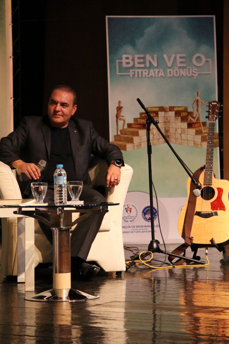 GSB_KYGM's tweet photo. "Ben gideyim yol gitsin, iki yanımdan aksın bir sel gibi fenerler"
Sanatçı🎼Aykut Kuşkaya da naif🍀ezgileriyle gençlerleydi. 
#KYKFıtrataDönüş https://t.co/ELa9wCWIza