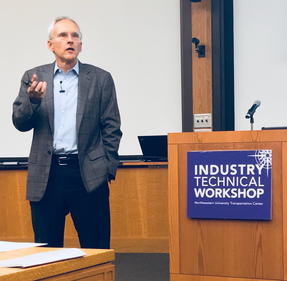 InfoNUTC's tweet photo. โLetโs talk โbig Dโ digital...โ Thomas OโToole @KelloggSchool @NorthwesternU #definingdigital #datadriven #CustomerExperience #ITW2017 #NUTC https://t.co/jKUrZ8MkHC
